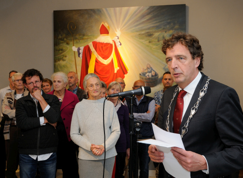 Rene Verhulst, burgemeester van Ede, opent de expositie van De Kijkdoos