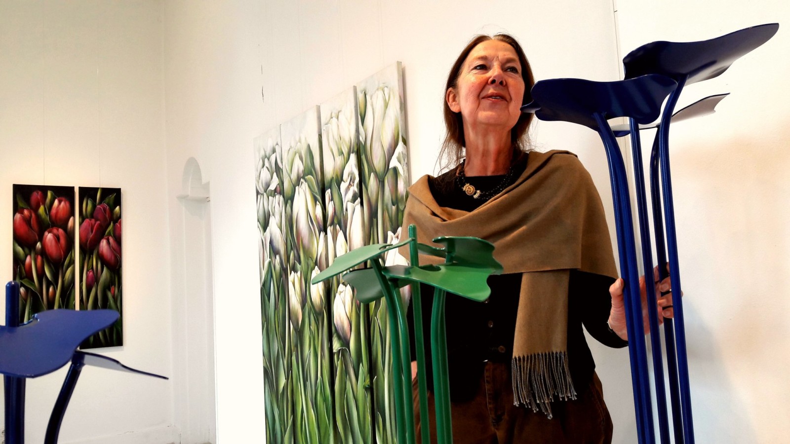 Juul Kortekaas bij de opening van De Lente, expositie van haar werk