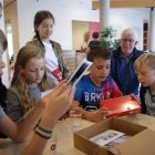 Bennekomse scholieren ontvangen kijkdoos met architectuurroute